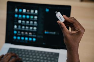 USB флаш памет Verbatim Plectra, 256 GB, USB Type-C 3.2, бяла