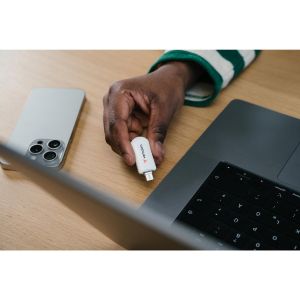 USB флаш памет Verbatim Plectra, 64 GB, USB Type-C 3.2, бяла